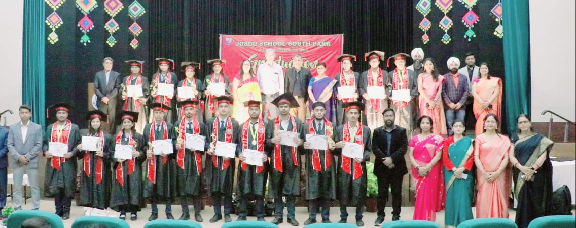 Jamshedpur: जुस्को स्कूल साउथ पार्क में 12वीं के छात्रों को किया गया सम्मानित