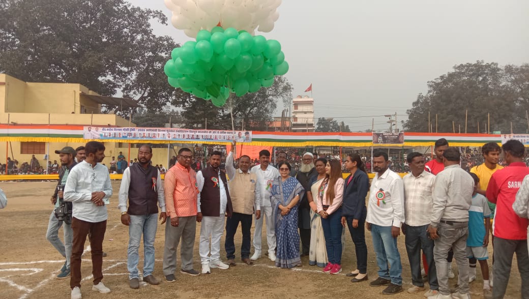 Gamharia: दो दिवसीय छह लाख फुटबॉल प्रतियोगिता का शुभारंभ