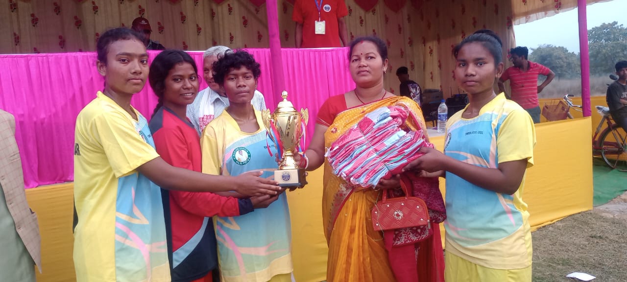 Jadugora: फुटबॉल महाकुंभ का समापन, करनडीह की महिला टीम ने जीता खिताब