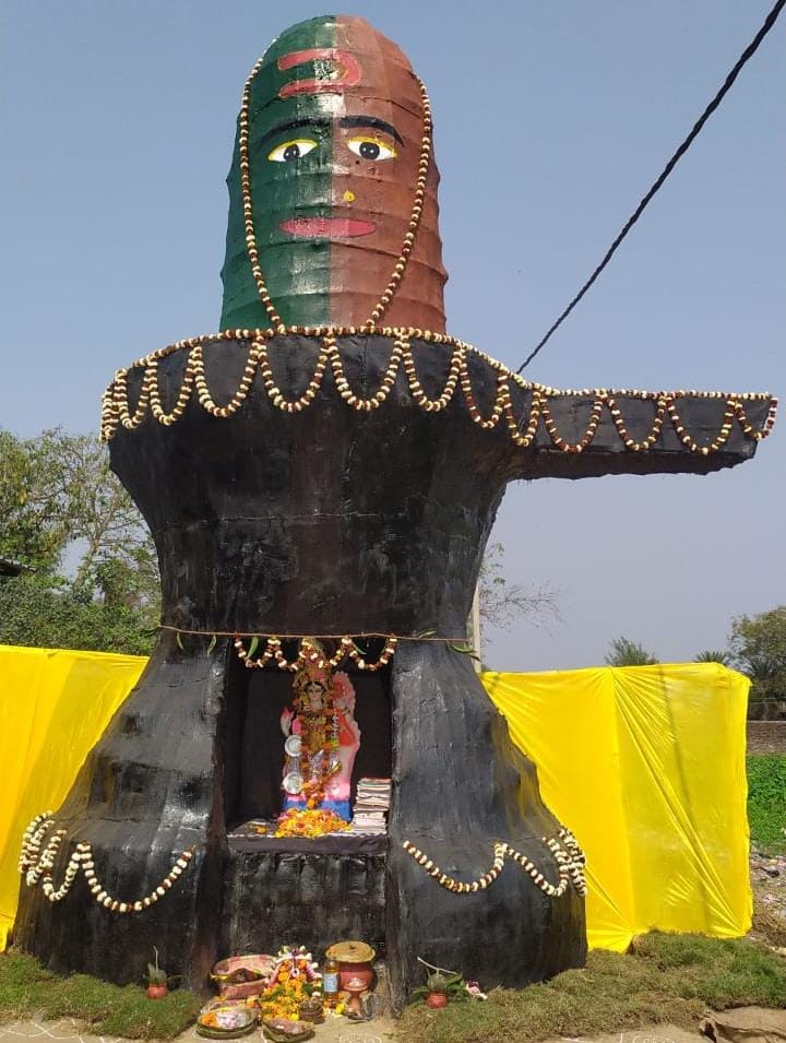 Saraswati Puja: Chakulia में 40000 रुपये की लागत से बना शिवलिंग आकृति का पंडाल, आस्था और कलाकारी का अद्भुत संगम