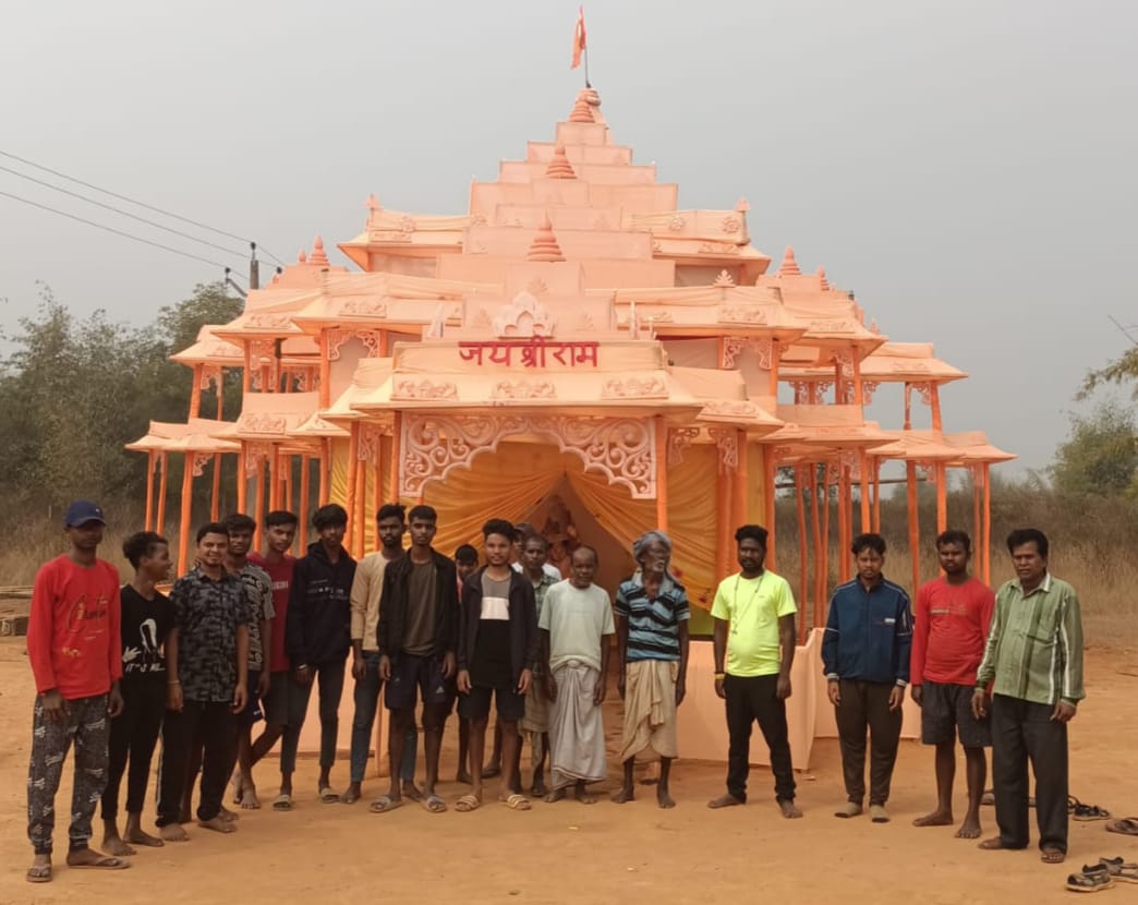 Chakulia: रूपुषकुंडी में दिखी अयोध्या की छवि, भव्य पंडाल बना चर्चा का विषय