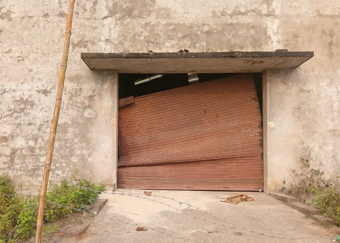 Chakulia: रात के अंधेरे में घर तोड़ा, अनाज खाया और बर्बाद किया, हाथी का कहर जारी