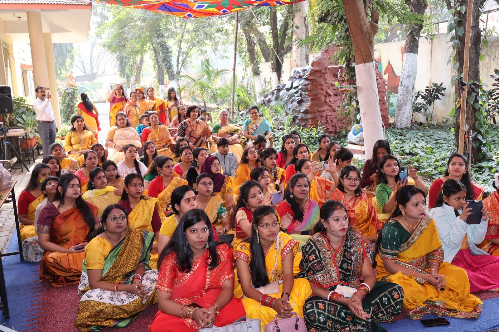 Saraswati Puja: डी.बी.एम.एस. कॉलेज में माँ सरस्वती का 5000 चूड़ियों से किया श्रृंगार, विद्यार्थियों ने पीले परिधान में की पूजा