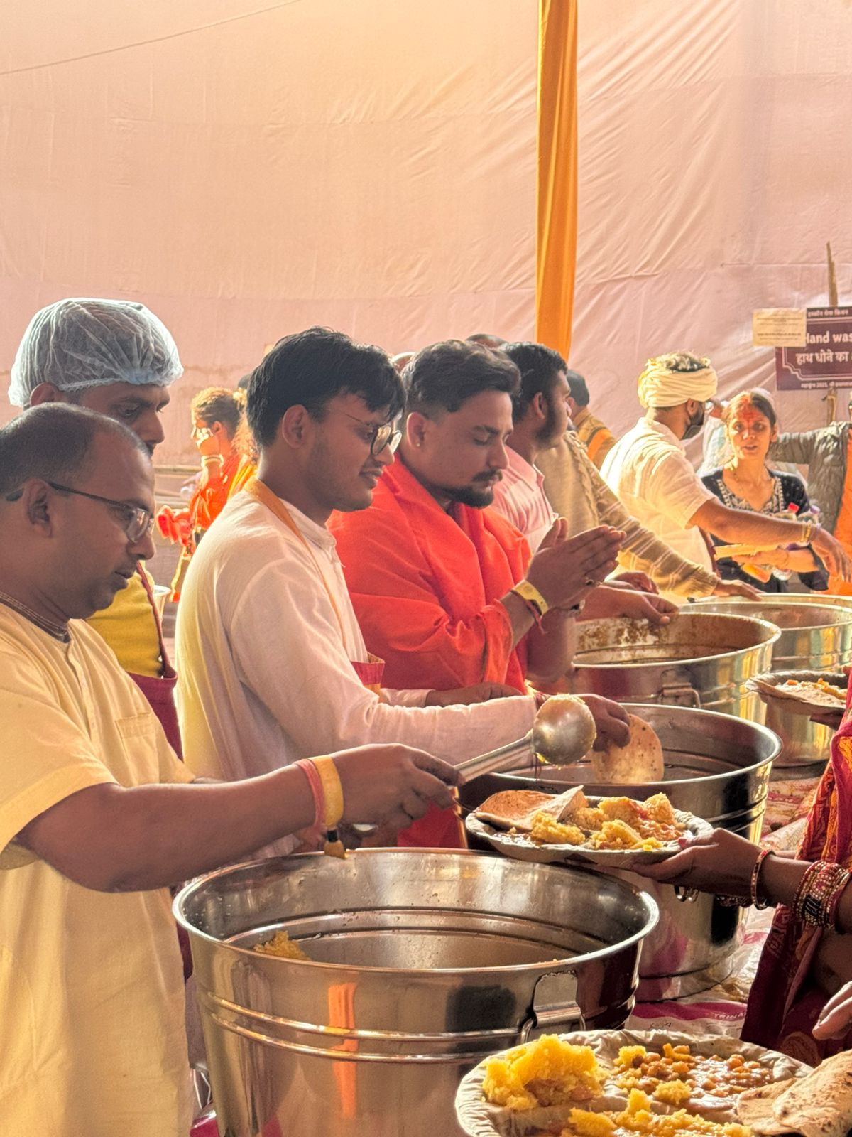 Mahakumbh 2025: बड़ी संख्या में पहुंचे श्रद्धालु; पीले वस्त्रों में लिया सात्विक महाप्रसाद