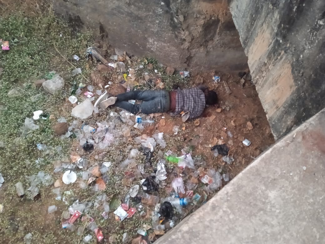 Chakulia: मोबाइल देखने के कारण सड़क पर बने कल्वर्ट से गिरकर युवक घायल