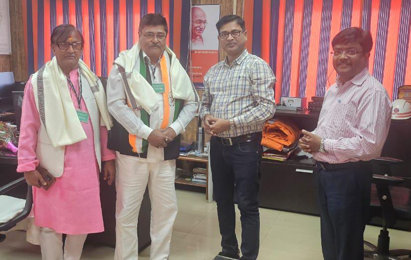 Deoghar : इंटक नेताओं ने इंडियन ऑयल के डीजीएम से की मुलाकात