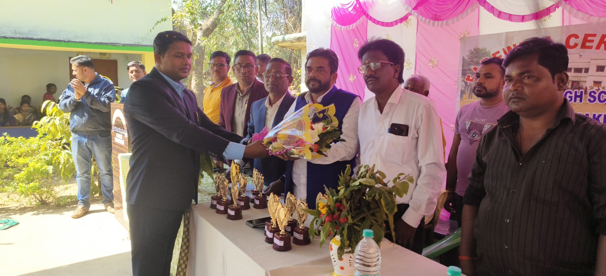 Chakulia : दसवीं कक्षा के विद्यार्थियों के विदाई समारोह में शामिल हुए विधायक