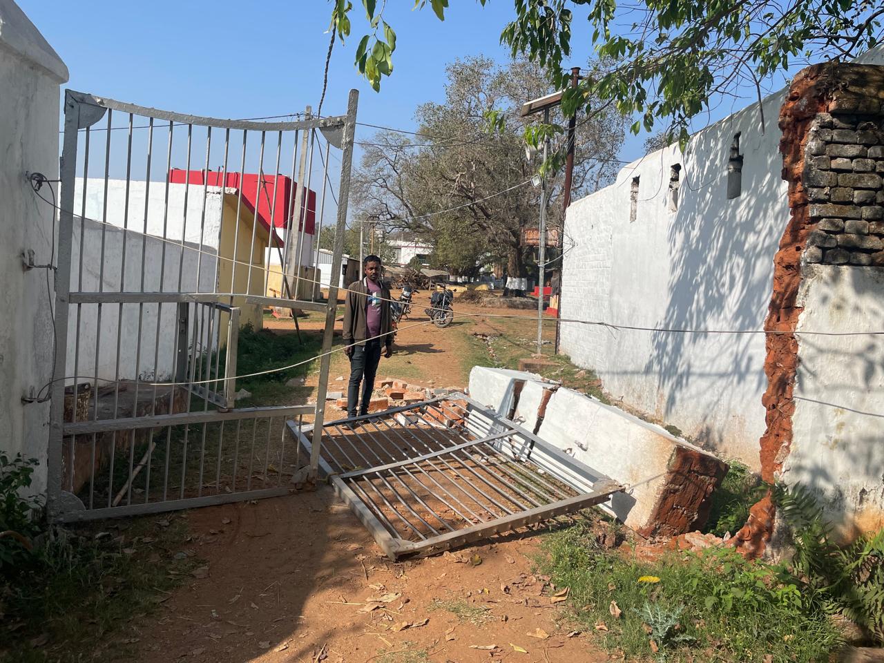 Chakulia : हाथी ने गौशाला में उपद्रव मचाया, गेट को तोड़ा, बंधा गोभी की फसल की बर्बाद