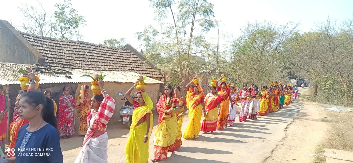 Baharagora : मदन मोहन जिऊं के प्रतिष्ठा वर्ष पर निकाली गई भव्य कलश यात्रा