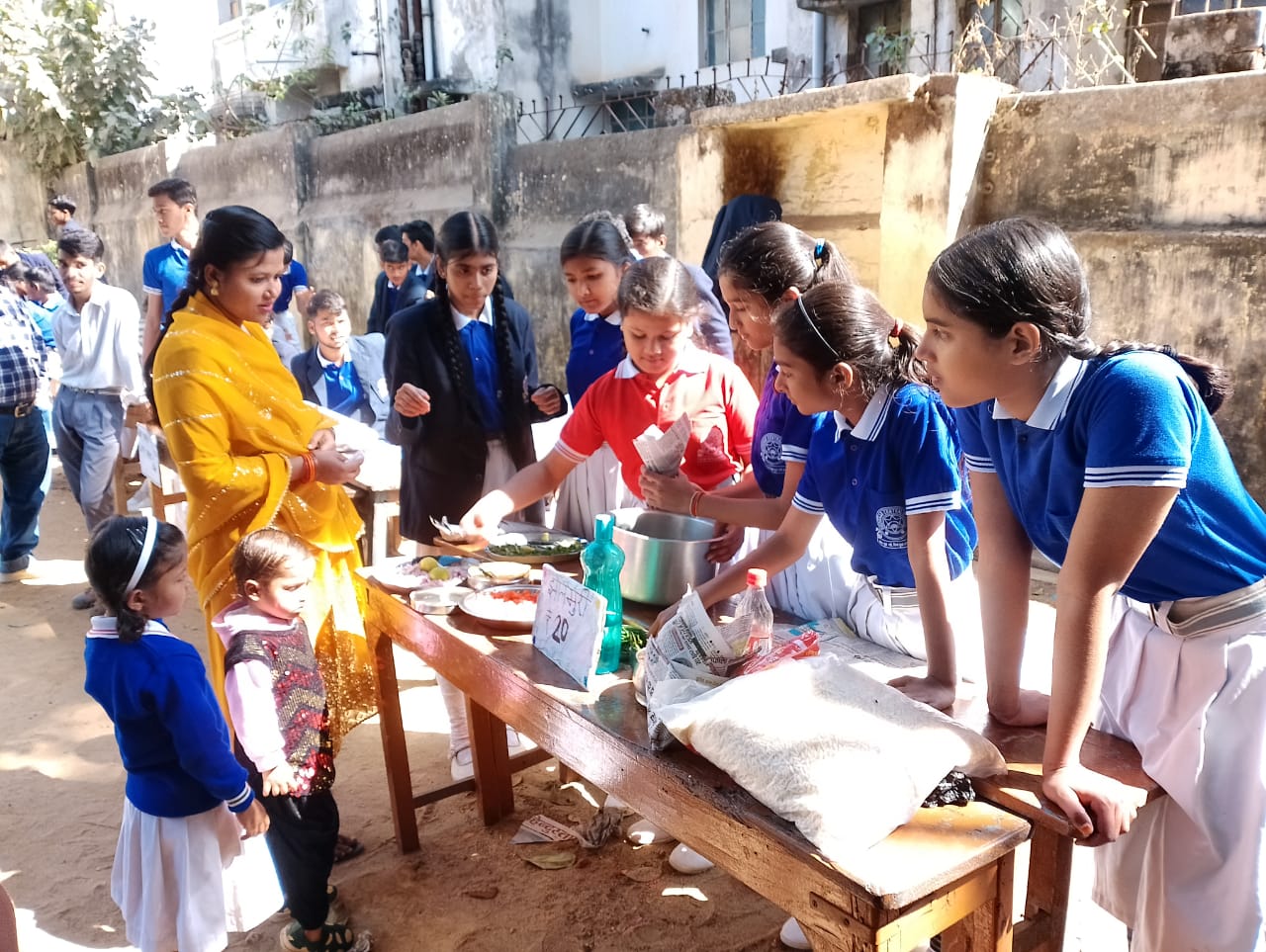 Deoghar : देवघर सेंट्रल स्कूल में बाल मेले का आयोजन, बच्चों ने लगाए फूड स्टॉल