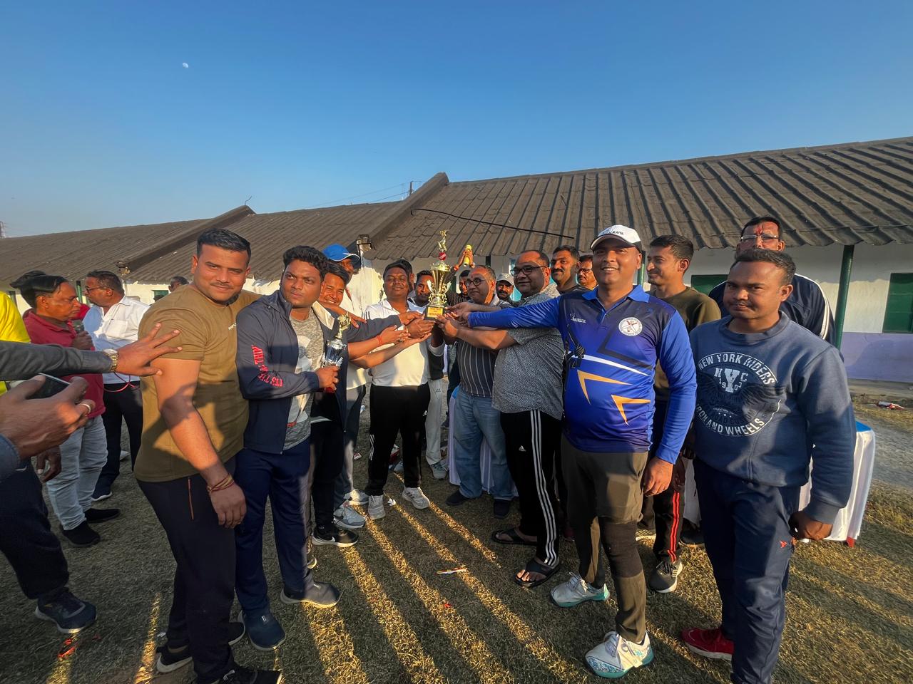 Dhanbad : मैत्री मैच में मेढा पंचायत को हराकर अनुमंडल पुलिस टीम बनी चैंपियन