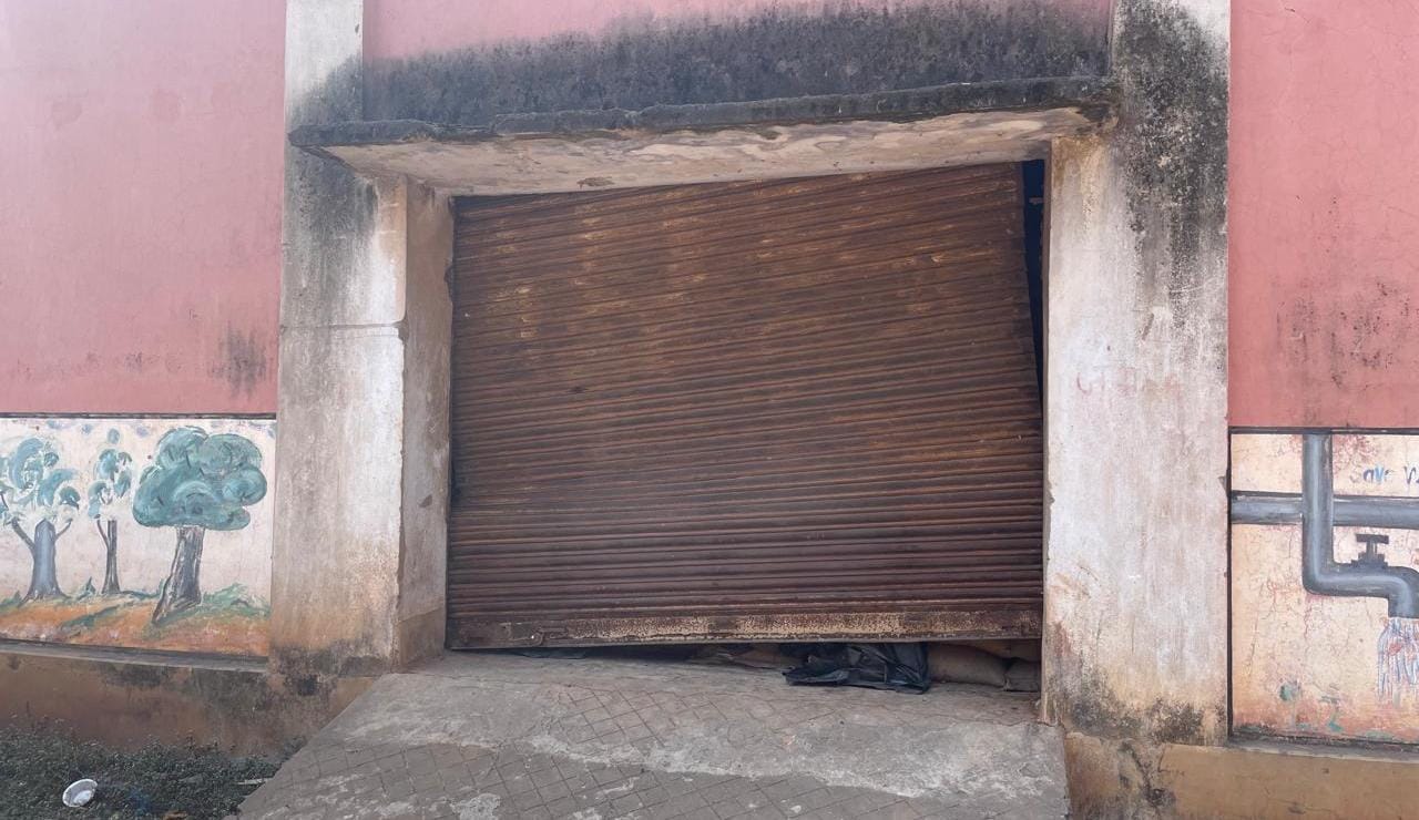 Chakulia : अनाज खाने के लिए एसएफसी के गोदाम पर हाथी का हमला जारी, दो शटर तोड़ डाले