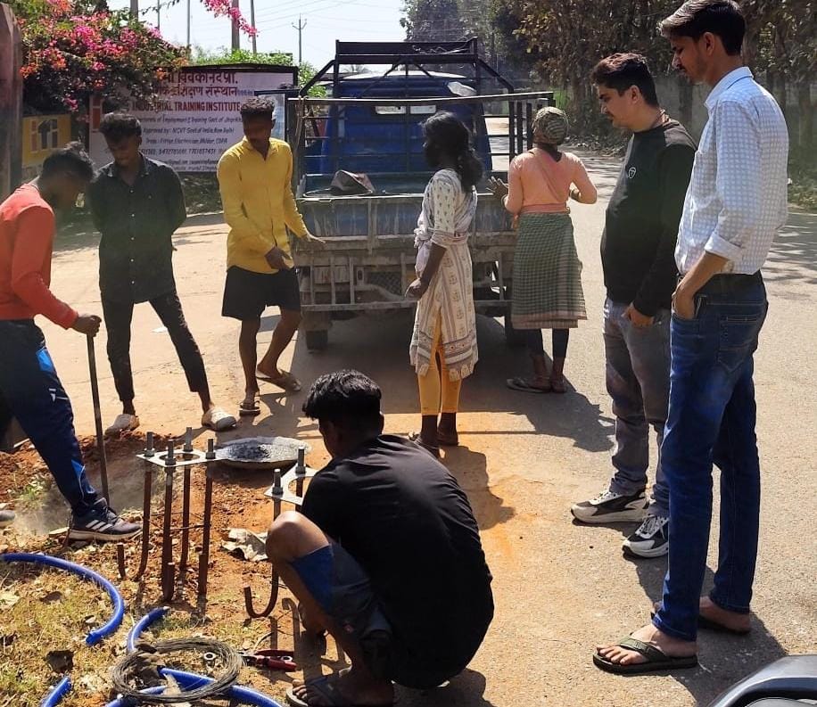 Chakulia : स्ट्रीट लाइट योजना में अनियमितता, कांग्रेस के युवा मोर्चा अध्यक्ष ने ज्ञापन सौंप कर जांच की मांग की