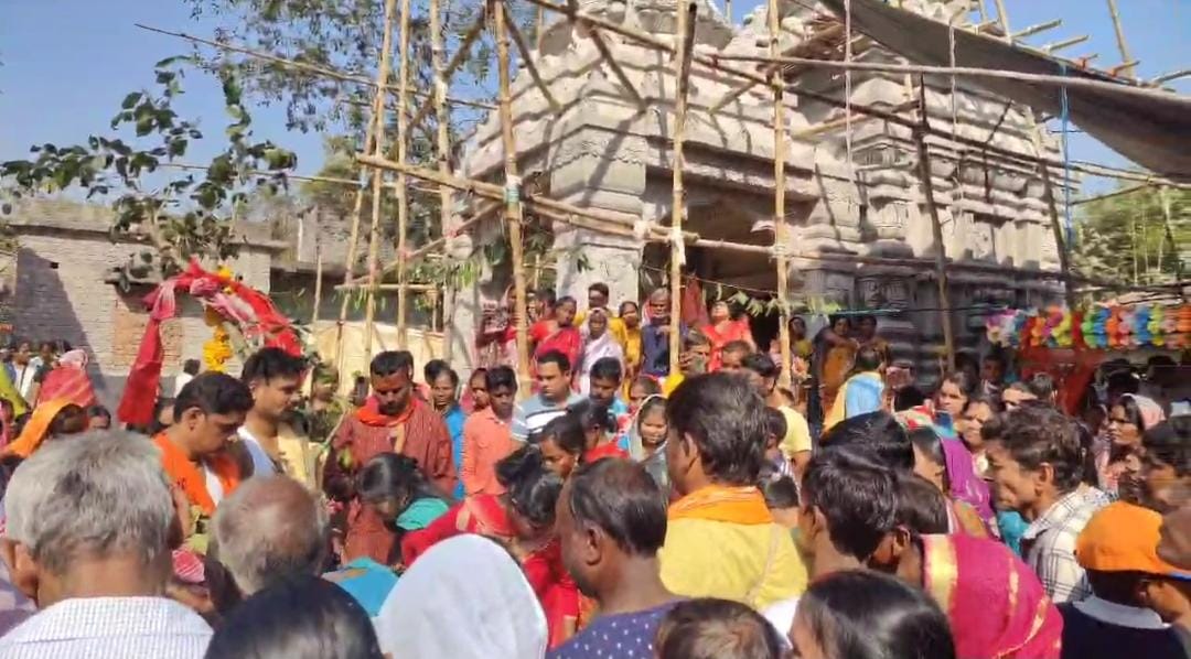 Baharagora :  श्रीश्री राधा कृष्ण मंदिर के प्रतिष्ठा वर्ष पर निकाली गई कलश यात्रा