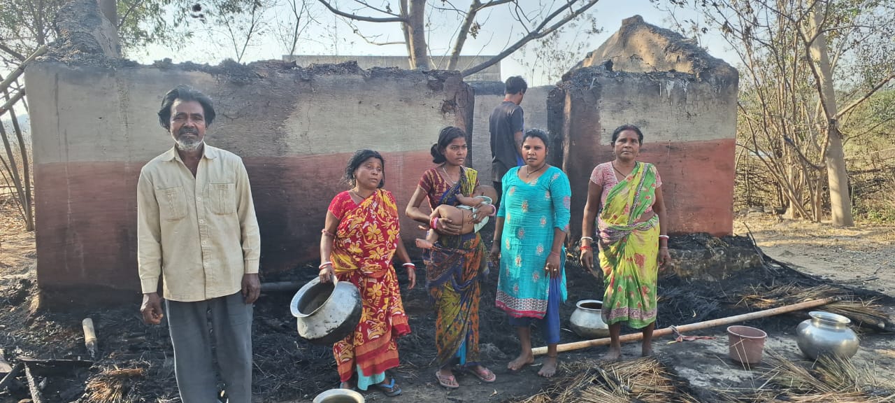 Potka : बेघर हुआ परिवार, झाड़ियों में लगी आग से घर स्वाहा