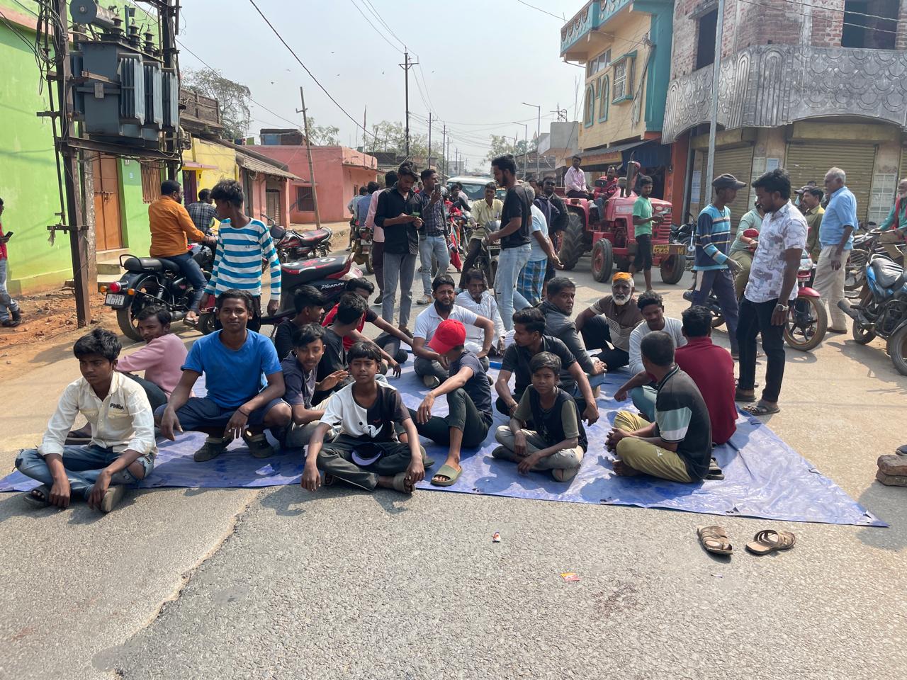 Chakulia : फैक्ट्रियों से फैलते प्रदूषण से निजात दिलाने की मांग को लेकर ग्रामीणों ने किया सड़क को जाम