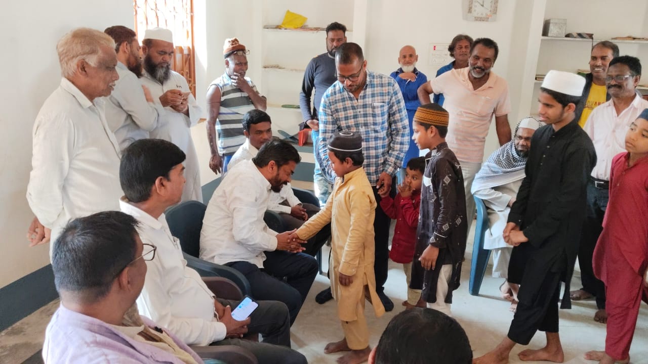 Chakulia : विधायक ने किया मदरसा का निरीक्षण, किताब और कलम देकर बच्चों का हौंसला बढ़ाया