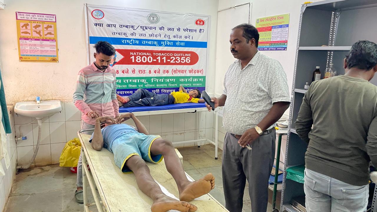 Chakulia : पिक अप वैन ने बाइक को मारी टक्कर, तीन युवक घायल, दो रेफर