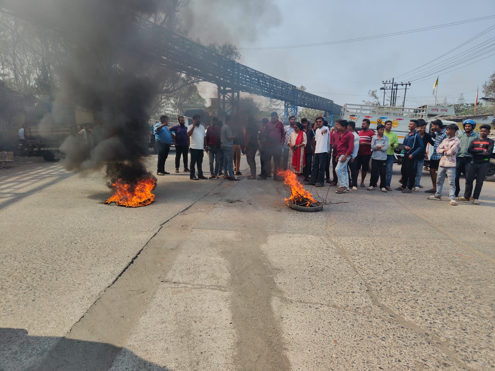 Jamshedpur : जेम्को सड़क दुर्घटना के बाद गुस्साए परिजनों ने किया सड़क जाम, की आगजनी