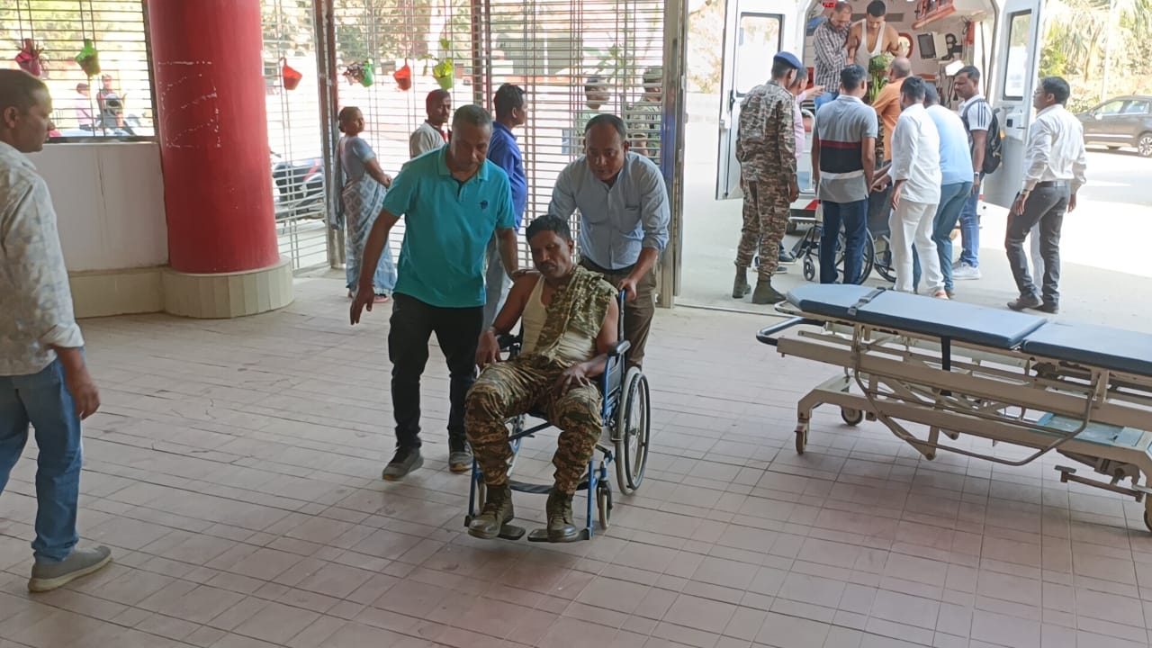 Chakradharpur : सीआरपीएफ जवानों को लेकर लौट रही मैक्स पिकअप वाहन पलटने से आठ जवान घायल