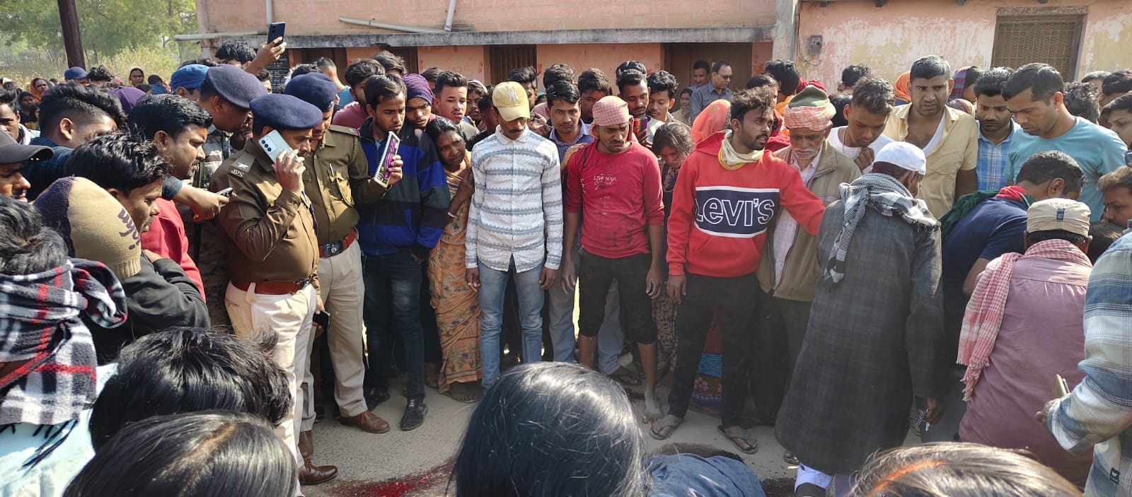 Madhupur : महुआडाबर मध्य विद्यालय के प्रभारी प्रधानाध्यापक की बम मारकर हत्या, क्षेत्र में दहशत