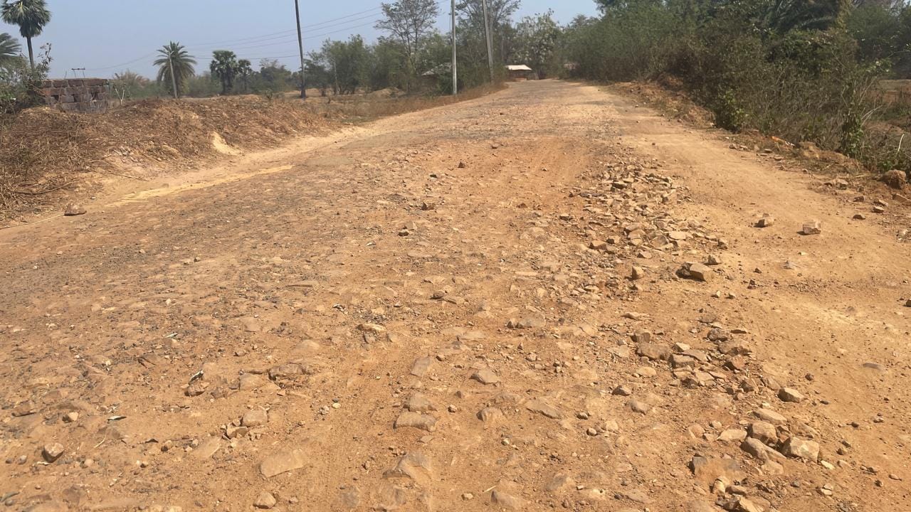 चाकुलिया : पीडी बागान से भातकुंडा जाने वाली सड़क बनी है परेशानियों की सबब