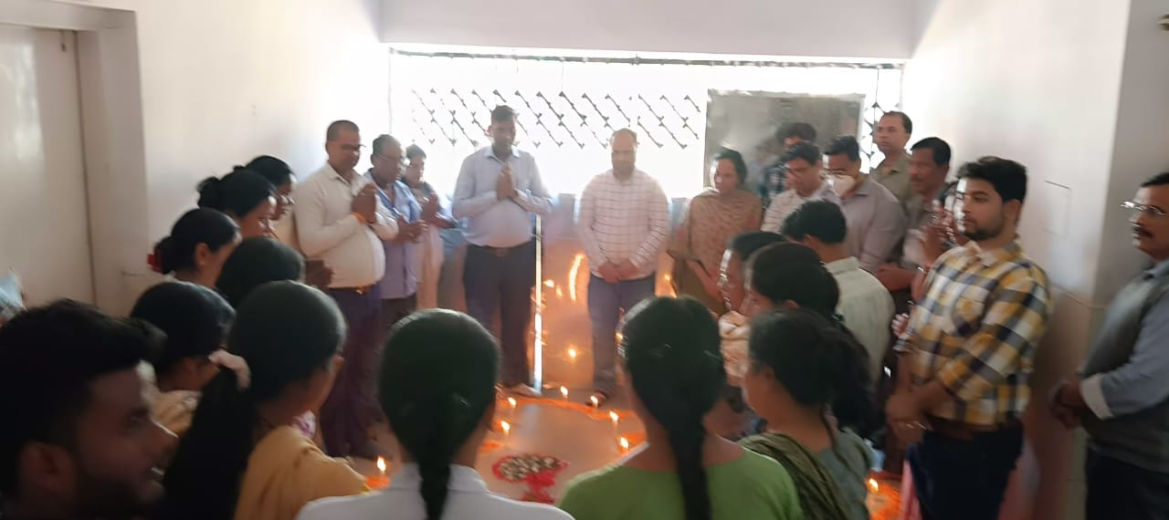 Gamharia : स्वास्थ्य कर्मियों ने पुलवामा के शहीदों को दी श्रद्धांजलि