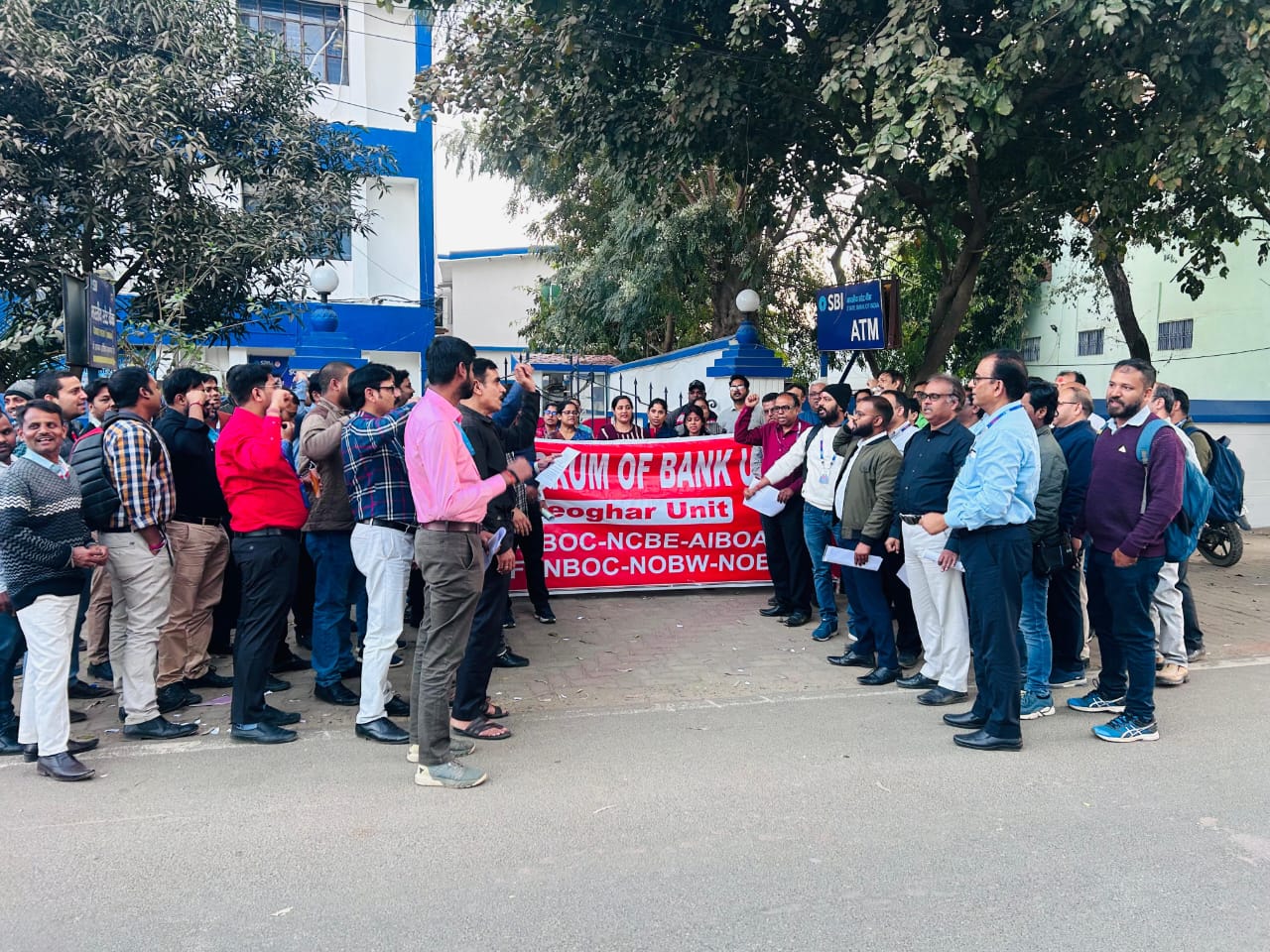 Deoghar : 24-25 मार्च को बैंक कर्मियों की हड़ताल, एसबीआई साधना भवन के समक्ष किया प्रदर्शन
