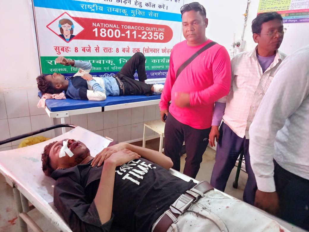 Chakulia : दो बाइक में हुई सीधी टक्कर, एक की मौत,पांच घायल, सभी घायल रेफर