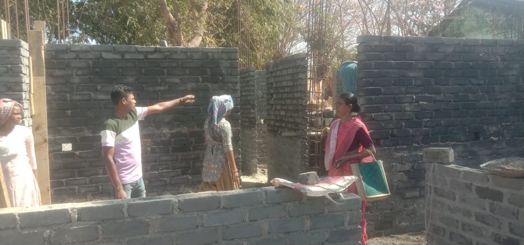 Chaibasa : मतकमहातु पंचायत की मुखिया ने निर्माणाधीन उपस्वास्थ्य केंद्र का किया निरीक्षण