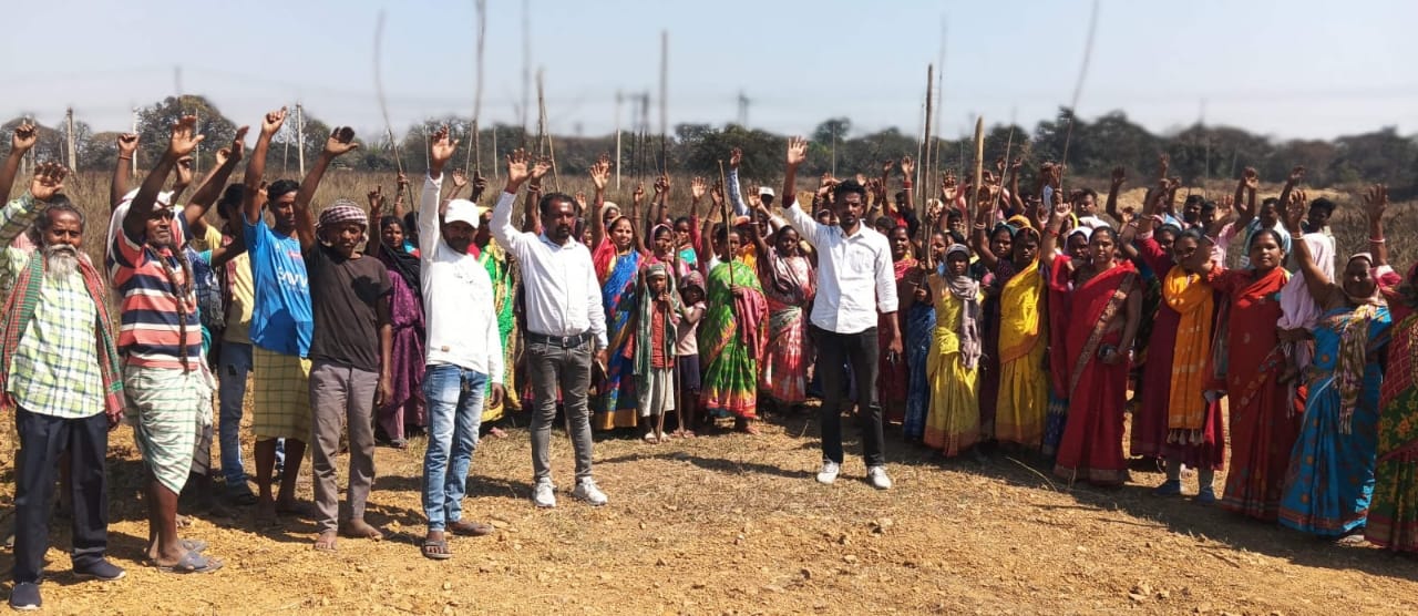 Gamharia : मीरूडीह में कचड़ा डंपिंग यार्ड के विरोध में लोगों ने किया प्रदर्शन