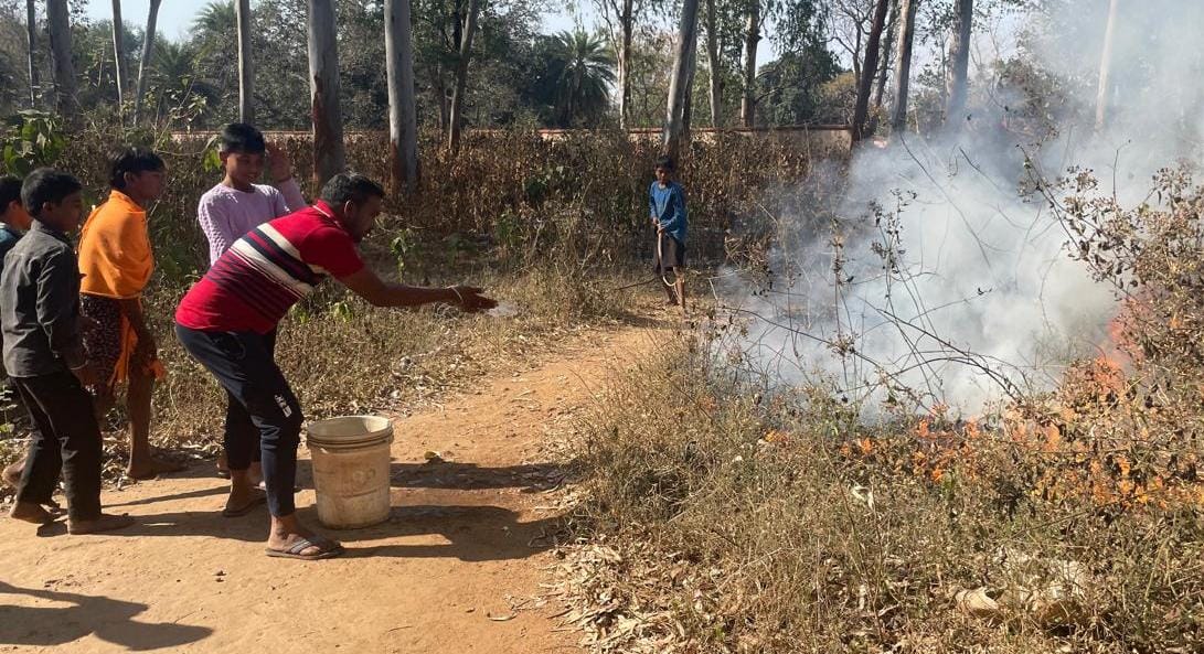 चाकुलिया : स्वर्णरेखा कॉलोनी में लगी आग से मची अफरा तफरी