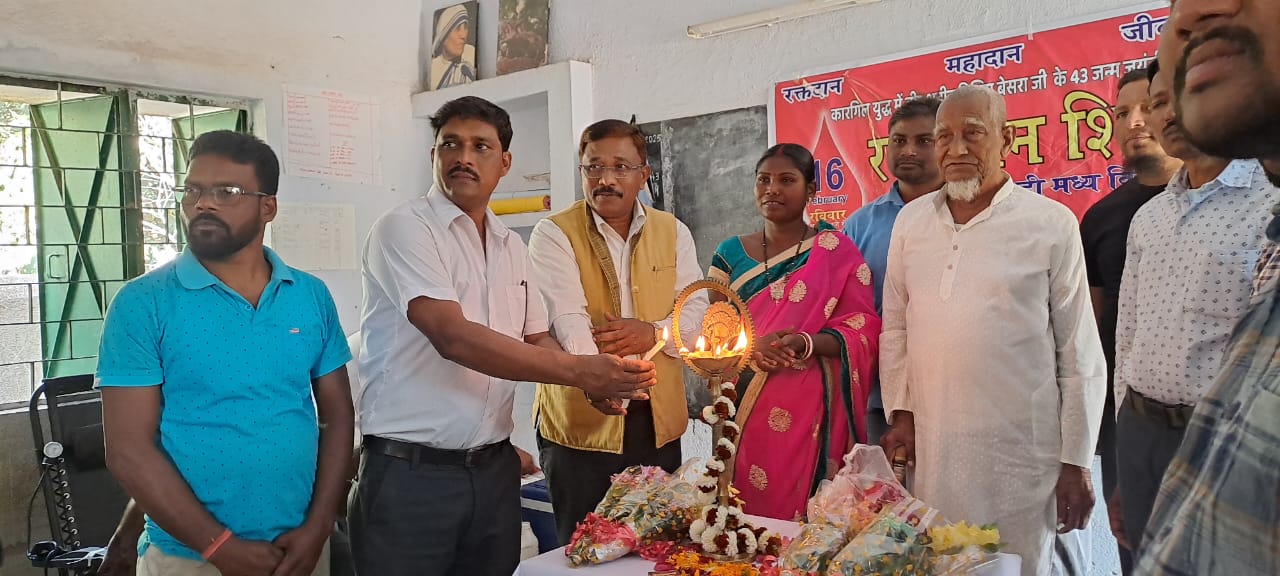 चाकुलिया: पिताजुड़ी मध्य विद्यालय परिसर में रक्तदान शिविर आयोजित