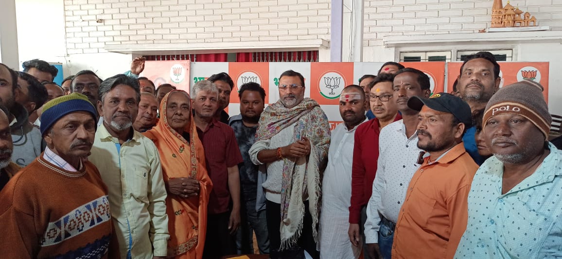 Deoghar : सांसद ने 30 अग्नि पीड़ित दुकानदारों के बीच बांटे 7.50 लाख की सहायता राशि