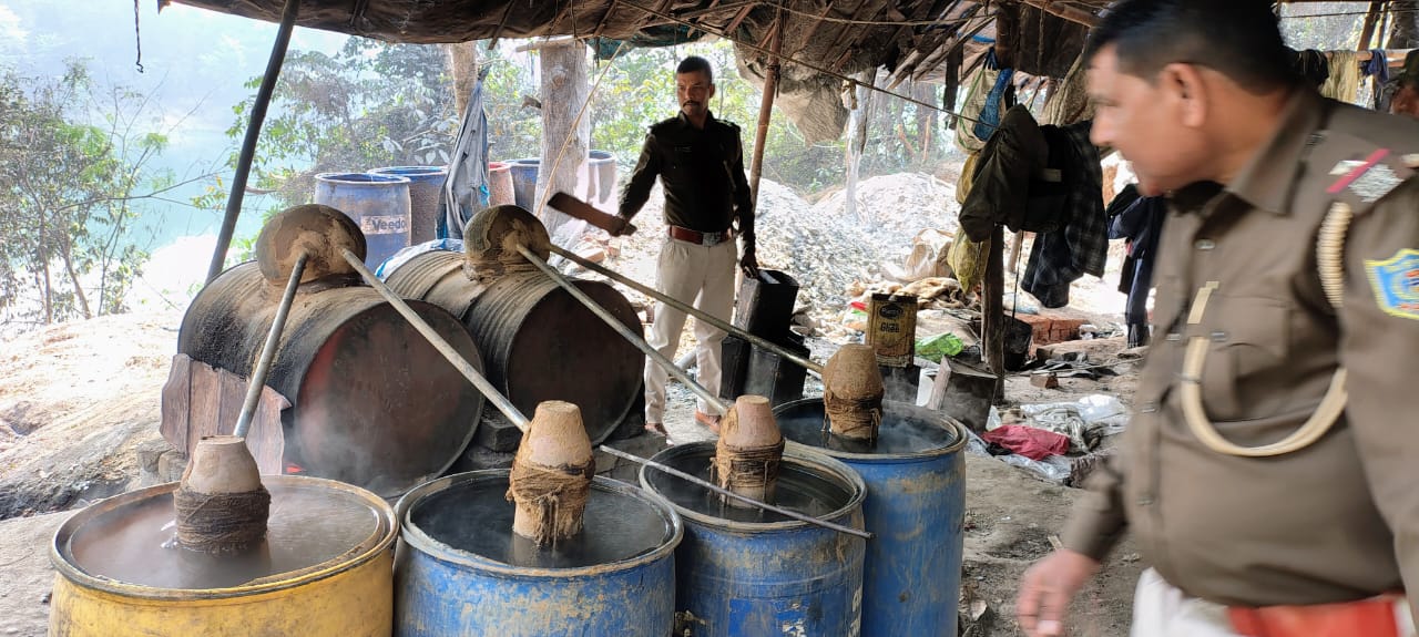 Seraikela : उत्पाद विभाग की टीम ने आदित्यपुर में की छापेमारी, 50 लीटर महुआ शराब जब्त