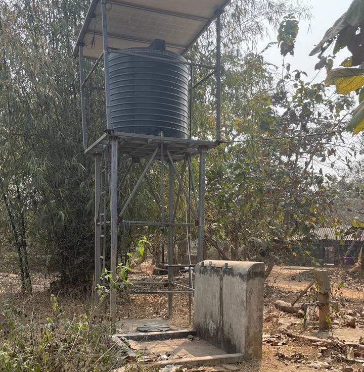 Chakulia : नगर पंचायत के दिघी गांव के उलडीह टोला में छह माह से जल मीनार खराब, कुआं के भरोसे 13 परिवार