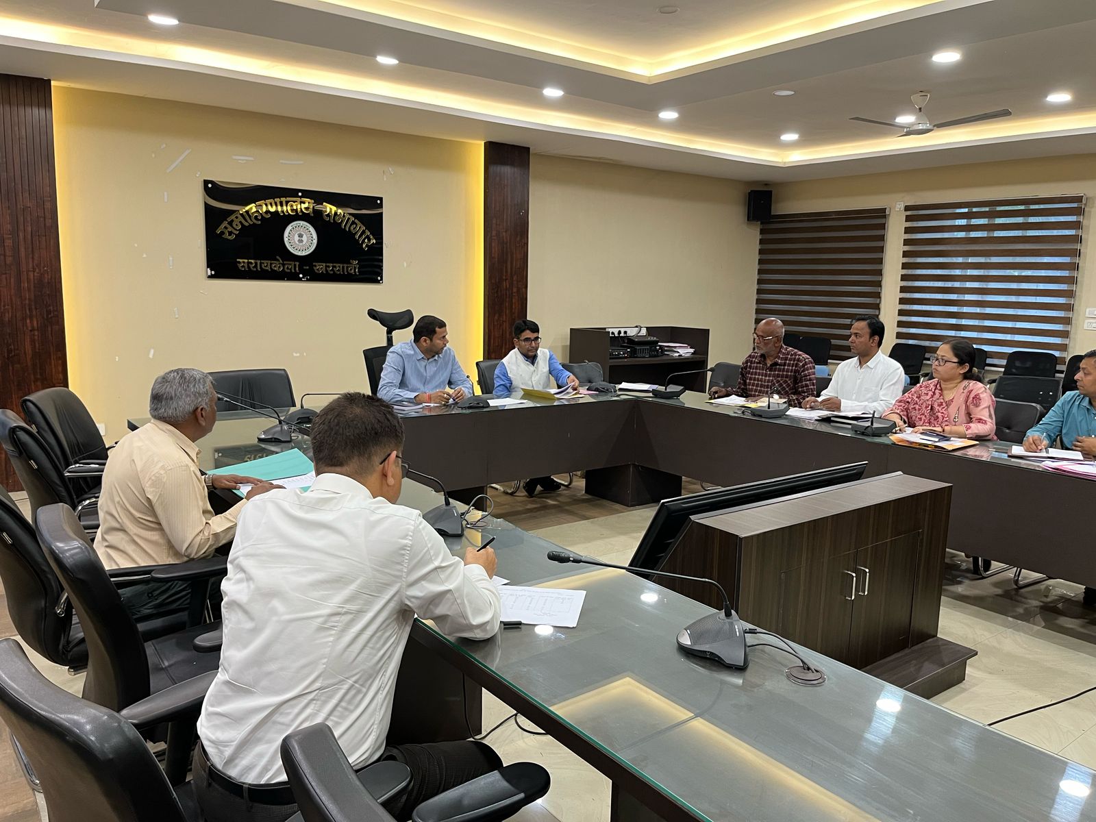 Seraikela : निर्धारित लक्ष्य अनुरूप योजनाओं का क्रियान्वयन सुनिश्चित करें पदाधिकारी- उपायुक्त