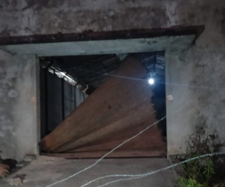 Chakuliya : हरिनिया में हाथी ने एसएफसी गोदाम का शटर तोड़ा