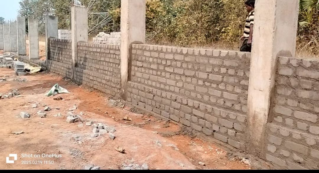 बहरागोड़ा : विद्यालय चारदीवारी निर्माण में फ्लाई ऐश ईट का उपयोग करने से ग्रामीण नाराज
