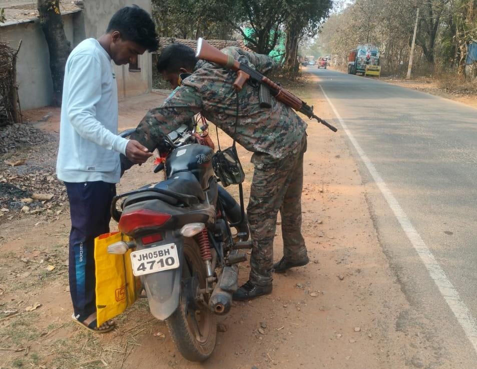 Chakulia : पुलिस ने वाहन जांच अभियान चलाया, बिना हेलमेट बाइक सवारों को दी चेतावनी