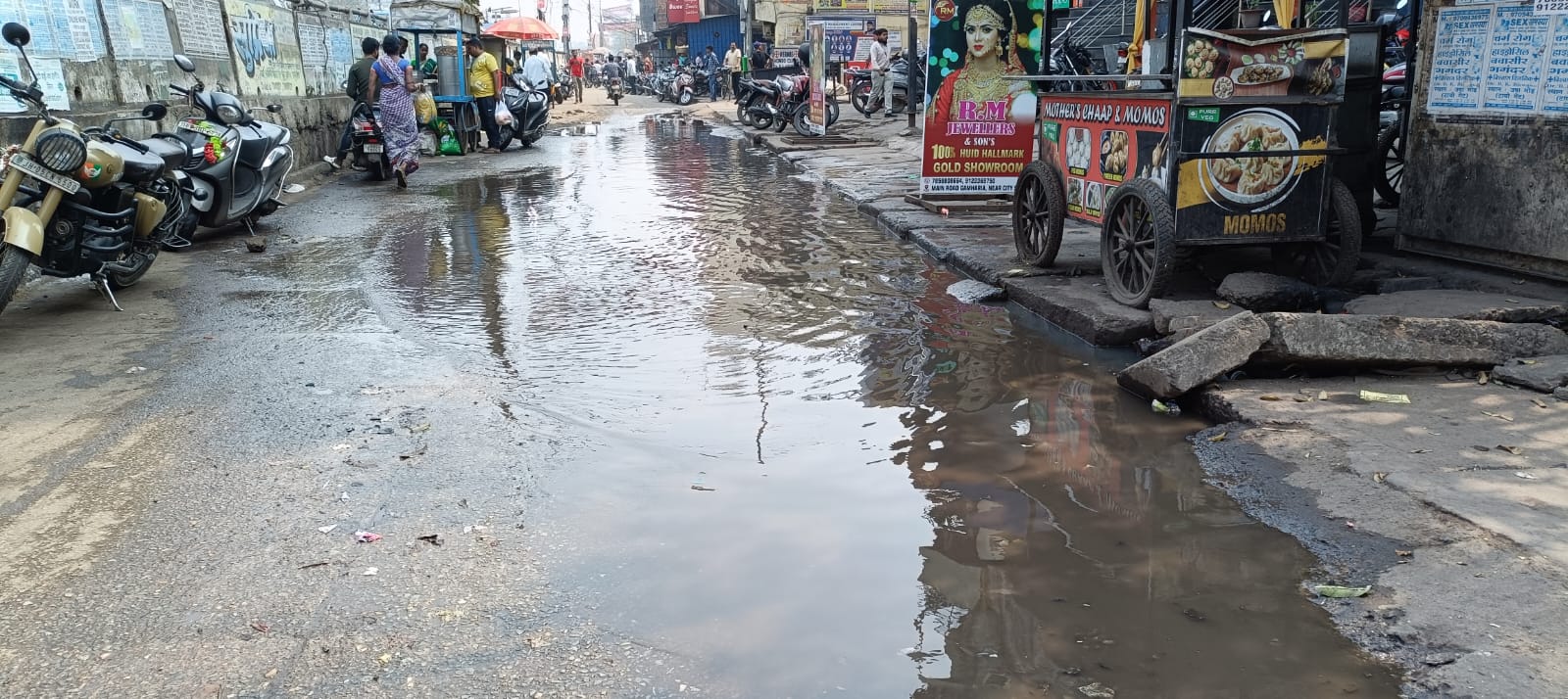 Gamhariya : नाला का पानी सर्विस रोड पर बहने से राहगीरों में आक्रोश