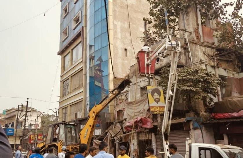 Deoghar : शिव बारात रुट पर पुराने, जर्जर धर्मशाला और भवन को तोड़ने का काम शुरू