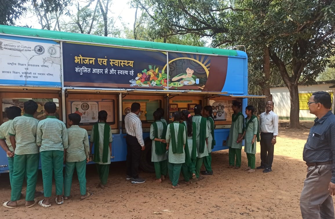 बहरागोड़ा : भ्रमणशील विज्ञान प्रदर्शनी का स्कूली बच्चों ने उठाया लाभ