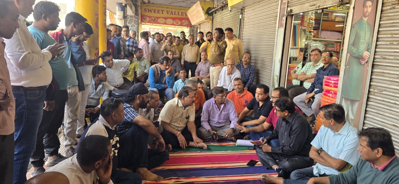 Bokaro : सेक्टर 4 के सिटी सेंटर में दुकानदारों को हथियारबंद लोगों ने जमकर पिटा