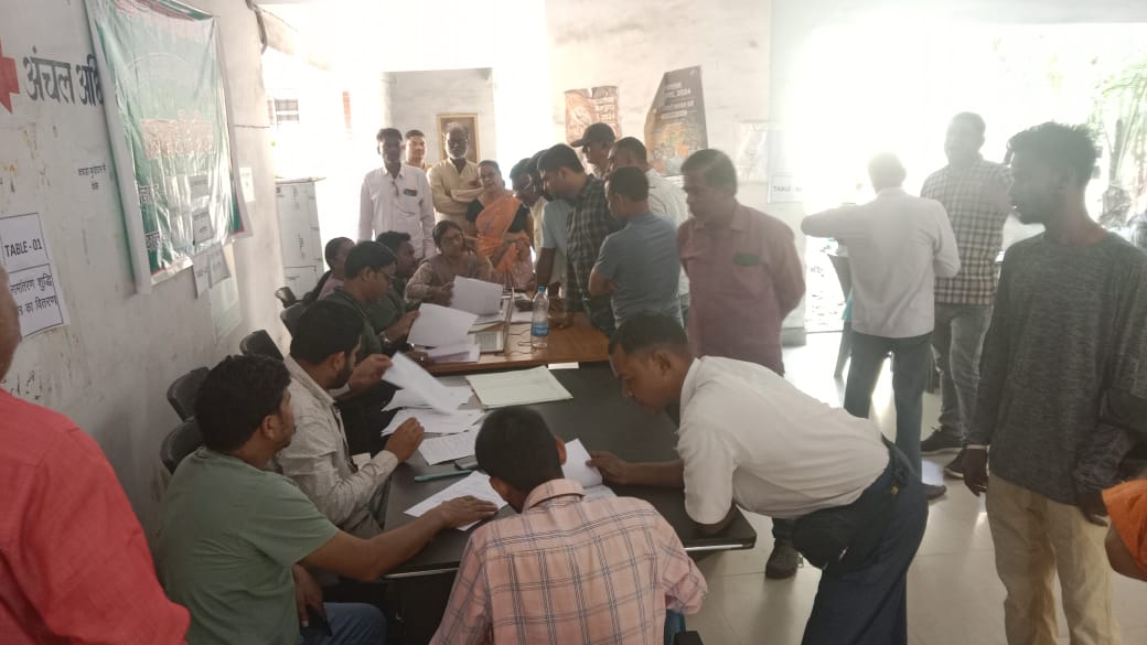 Gamhariya : गम्हरिया अंचल कार्यालय में विशेष शिविर लगाकर ली गयी आवेदन