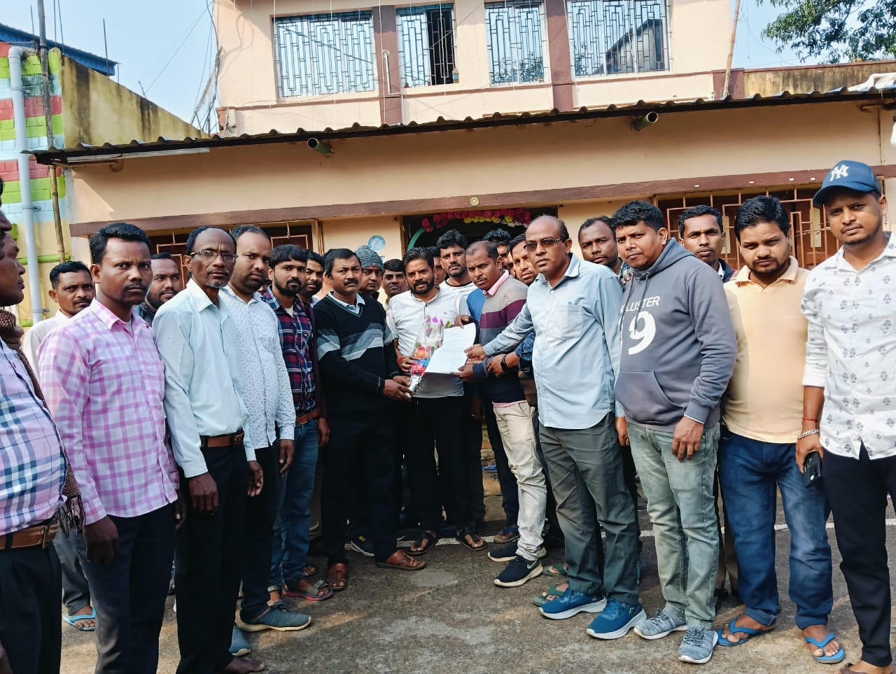 Baharagora : सहायक आचार्य नियुक्ति को लेकर जेटेट पास अभ्यर्थियों ने विधायक को सौंपा ज्ञापन