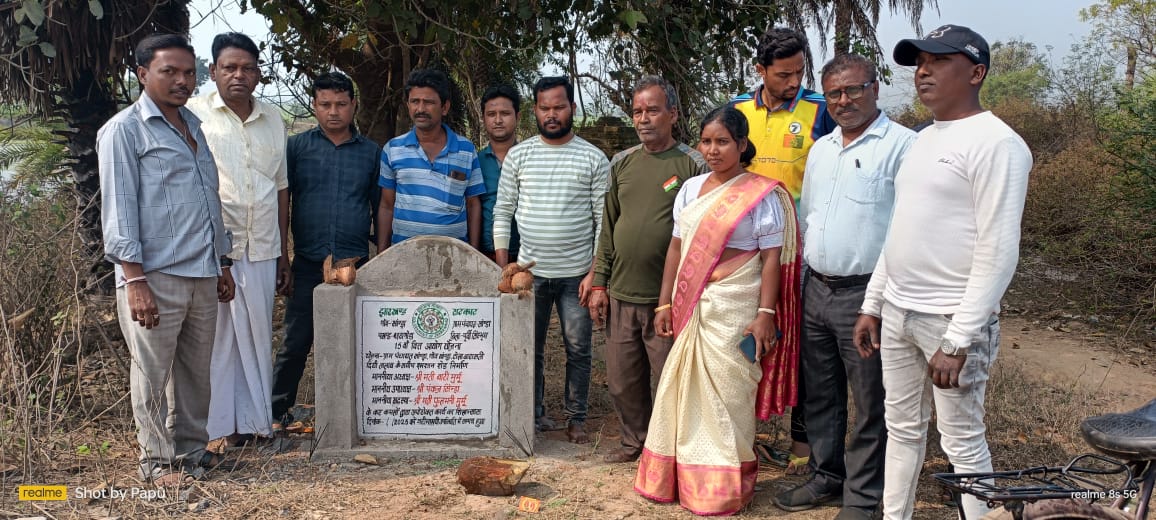 Baharagora : जिप सदस्य ने श्मशान घाट पर शेड निर्माण कार्य का किया शिलान्यास