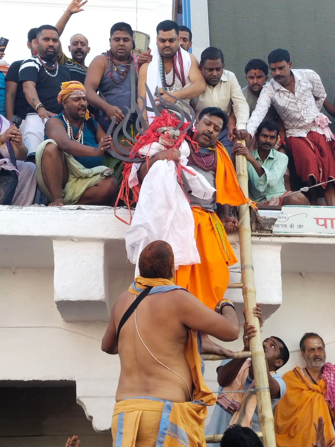 Deoghar : महाशिवरात्रि को लेकर बाबा बैद्यनाथ व मां पार्वती मंदिर के शिखर से उतारे गए पंचशूल, होगी विशेष पूजा