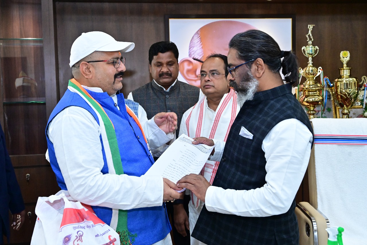 Deoghar: हेमंत सोरेन से मिले बस ऑनर्स एसोसिएशन के अध्यक्ष दिनेशानंद झा, प्राइवेट बस स्टैंड को यथावत रखने की मांग