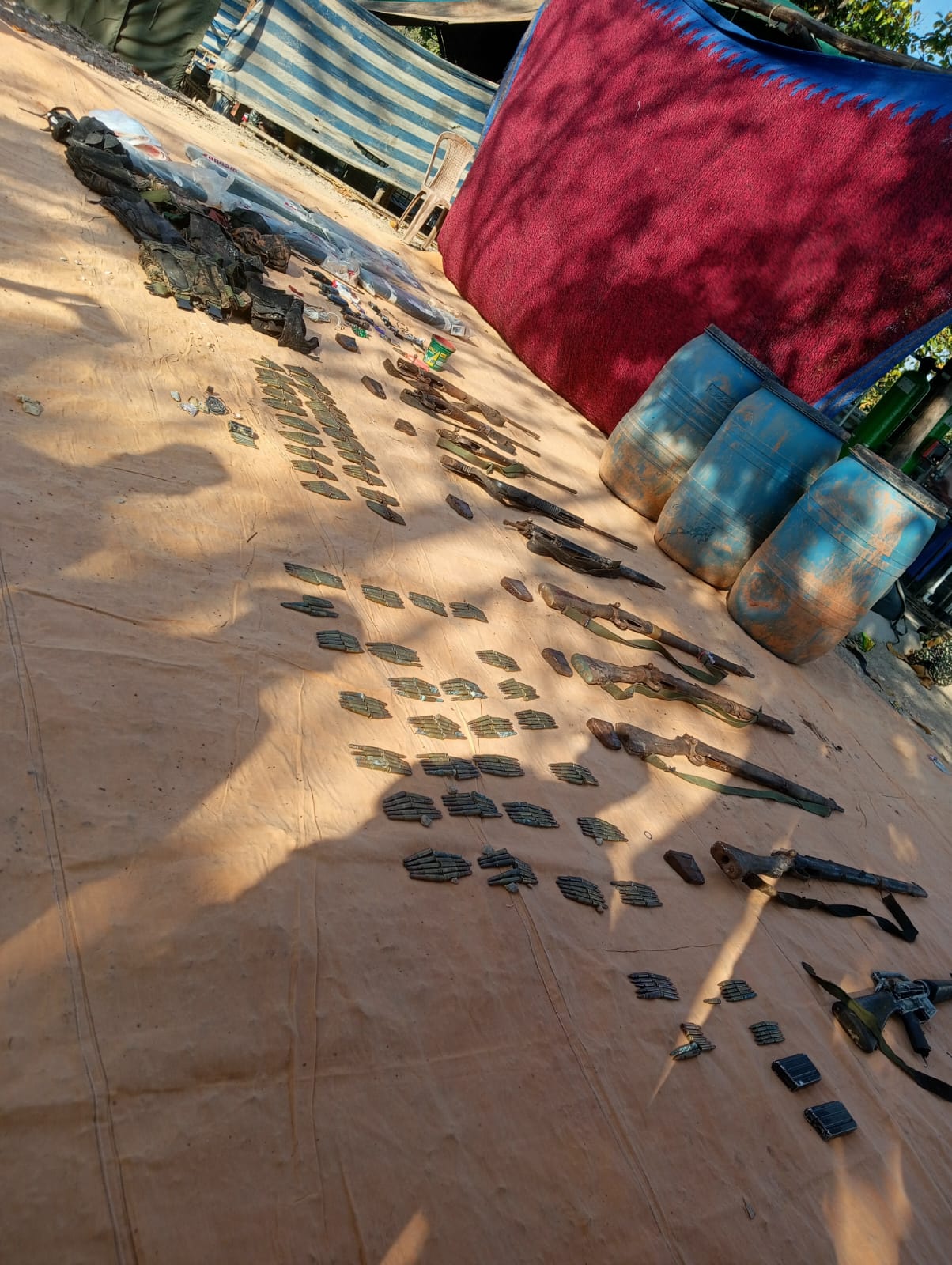 West Singhbhum: सारंडा वन क्षेत्र में नक्सली सामानों की बरामदी, पुलिस और सीआरपीएफ की संयुक्त टीम ने दिखाई ताकत